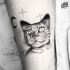 tatuaje_brazo_gato_cuatro_ojos_logia_barcelona_d_kata